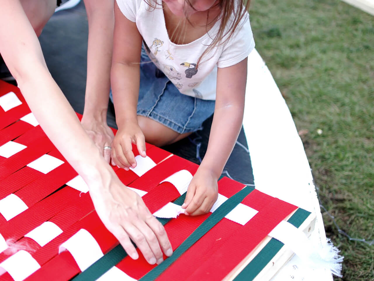 tisse-ton-pique-nique-fabrication-participative-de-nattes-de-pique-nique-mobilier-amovible-jardins-gamelin-5