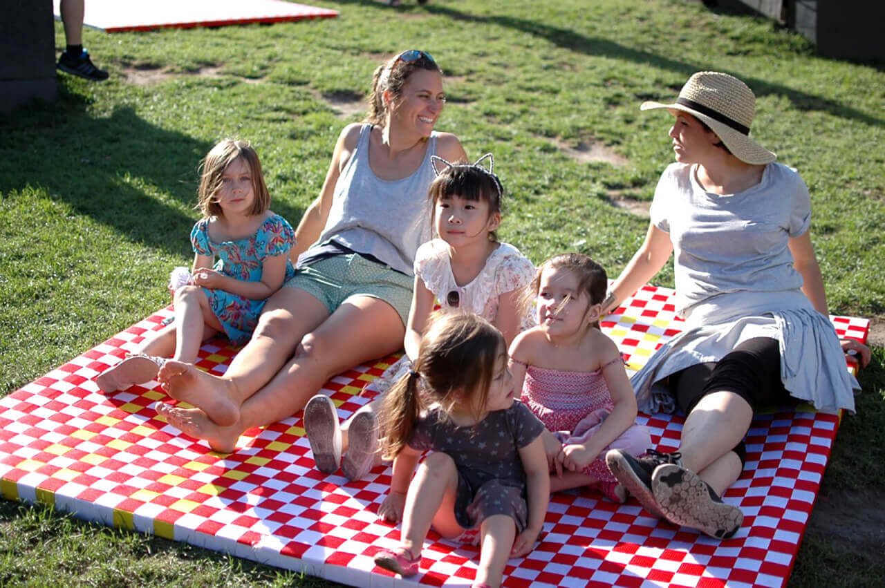 tisse-ton-pique-nique-fabrication-participative-de-nattes-de-pique-nique-mobilier-amovible-jardins-gamelin